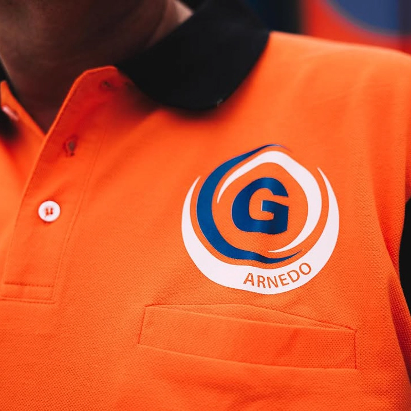 Polo con el logo de Grupo Arnedo